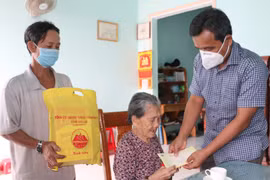 Bí thư Tỉnh ủy Hồ Văn Niên thăm, tặng quà Mẹ Việt Nam Anh hùng