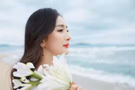 Dương Mịch khoe ảnh trên bãi biển đẹp xuất thần giữa tin đồn phẫu thuật thẩm mỹ