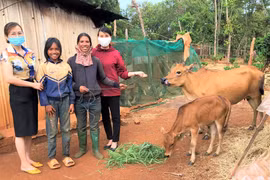 Nữ cán bộ thương yêu giúp đỡ người nghèo