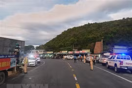 Cảnh sát giao thông dẫn đường người dân từ TP.HCM và các tỉnh về quê