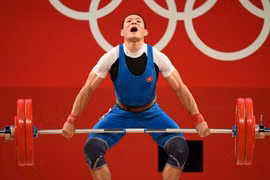 Lực sĩ Thạch Kim Tuấn thi đấu không thành công ở Olympic Tokyo 2020