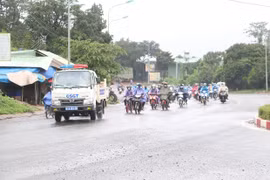 Gia Lai: Lực lượng chức năng hộ tống khoảng 140 công dân đi xe máy từ vùng dịch về