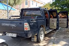 Truy đuổi ôtô vượt chốt kiểm dịch, bất ngờ phát hiện xe chứa ma túy