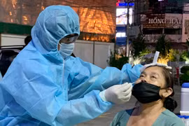 Lấy mẫu xét nghiệm sàng lọc SARS-CoV-2 tại chợ đêm (TP. Pleiku)