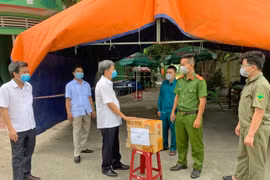 Ayun Pa: Thăm, tặng quà các chốt kiểm soát dịch Covid-19