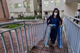 Vào điểm nóng (*): 12 giờ "xây" bệnh viện dã chiến