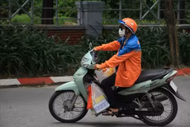 Hạn chế nhân viên giao hàng thiết yếu trên TMĐT: Bộ Công Thương lên tiếng