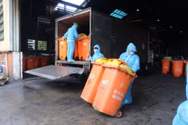 Vào điểm nóng Covid-19 (*): Những người bọc lót sau cùng