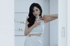 Dương Mịch khoe đôi chân đắt giá với đầm trắng lệch vai xẻ đùi sâu