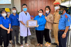 Gia Lai: Tặng vật dụng y tế cho chốt kiểm soát phòng-chống dịch Covid-19
