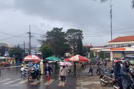 Đắk Nông: Người dân đổ xô mua sắm trước giờ TP.Gia Nghĩa giãn cách xã hội