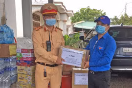 Tỉnh Đoàn Gia Lai trao tặng vật dụng y tế cho chốt kiểm soát phòng-chống dịch Covid-19