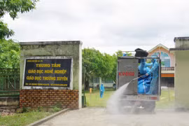 Sư đoàn 2 hỗ trợ huyện Krông Pa và Ia Pa phun khử khuẩn