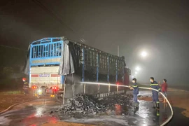 Chư Prông: Xe tải chở than bốc cháy ngay trước cây xăng