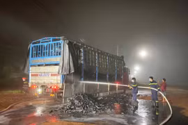 Chư Prông: Xe tải chở than bốc cháy ngay trước cây xăng