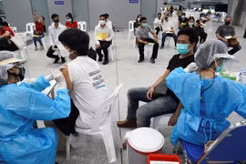 Từ "miễn đăng ký" đến "gõ cửa từng nhà" để phủ sóng vắc-xin Covid-19