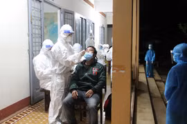 Đắk Lắk: Xuyên đêm test nhanh Covid-19 cho 836 người đi xe máy về từ Đồng Nai