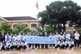 Hai đoàn tình nguyện Trường Cao đẳng Y tế Lâm Đồng đến Bình Dương phòng chống dịch Covid-19