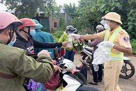 Hỗ trợ người dân từ vùng dịch về quê: Ý nghĩa, nhân văn