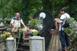 Nhà thơ Văn Công Hùng – Hát rong đây đó phận người