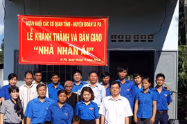 Bàn giao "Nhà nhân ái" cho Đoàn viên nghèo