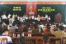 Pleiku: Trao học bổng cho 32 học sinh nghèo hiếu học