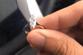 Nhặt được nhẫn kim cương gần 600 triệu đồng,tài xế taxi quyết trả lại chủ