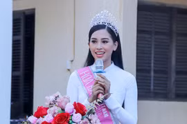 HH Tiểu Vy về trường cũ ở Hội An tặng học bổng,dự lễ chào cờ