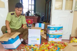 Tiêu hủy 3.480 lon nước yến và 994 chiếc bánh trung thu vi phạm