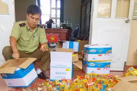 Tiêu hủy 3.480 lon nước yến và 994 chiếc bánh trung thu vi phạm