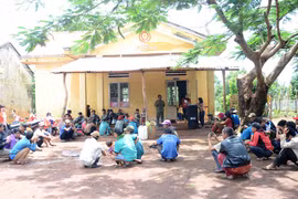 Lơ Pang vận động học sinh ra lớp