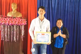 Tặng bằng khen cho thanh niên hoàn lương