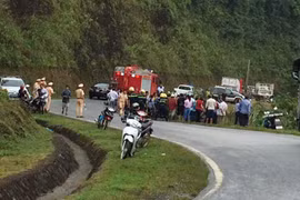 Xe 7 chỗ chở 5 người bất ngờ lao xuống vực sâu trên đèo Giàng