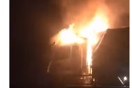 Xe tải bốc cháy dữ dội trên Quốc lộ 1, tài xế thoát chết