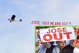 Thua West Ham, CĐV M.U thuê máy bay căng biểu ngữ 'tống cổ' Mourinho