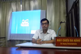 Thầy giáo trẻ sáng tạo máy chiếu đa năng