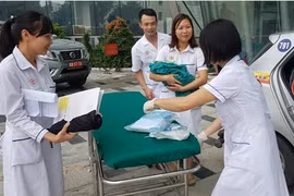 Sản phụ ở Hà Nội đẻ rơi con trên taxi