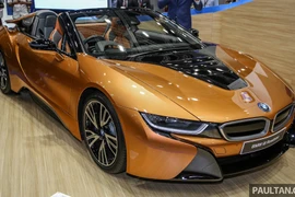 Siêu xe BMW i8 Roadster đầu tiên cập bến Malaysia