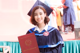 Hoa hậu Đỗ Mỹ Linh rạng rỡ nhận bằng tốt nghiệp đại học