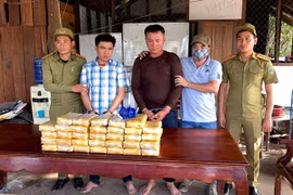 Hai người Lào vận chuyển 200.000 viên ma túy sang Việt Nam
