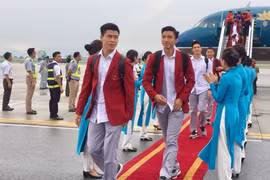 Khoảnh khắc đúng chuẩn nam thần của các cầu thủ Olympic VN khi về nước