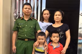 Trung úy CA lao xuống dòng nước lũ cứu sống bé trai trong gang tấc