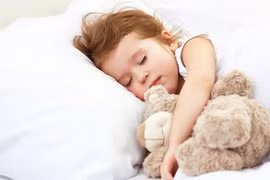 Bé 2 tuổi vã mồ hôi, tay chân cứng khi ngủ