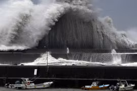 Nhật Bản 'tơi bời' trong siêu bão lớn nhất 25 năm qua