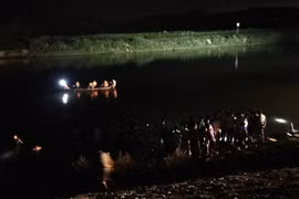 Đi bắt hến dưới sông, hai cha con đuối nước