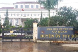 Bí thư huyện có con riêng: 'Thời trai trẻ mà'