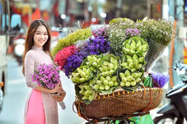 Hoa thu Hà Nội khoe sắc cùng thiếu nữ tuổi 18