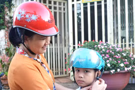 Tặng mũ bảo hiểm cho học sinh lớp 1: "Giữ trọn ước mơ"