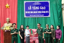 Tặng gạo học sinh bán trú dân nuôi