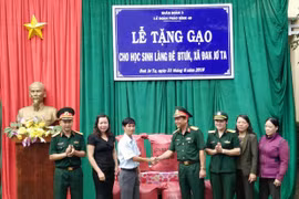 Tặng gạo học sinh bán trú dân nuôi